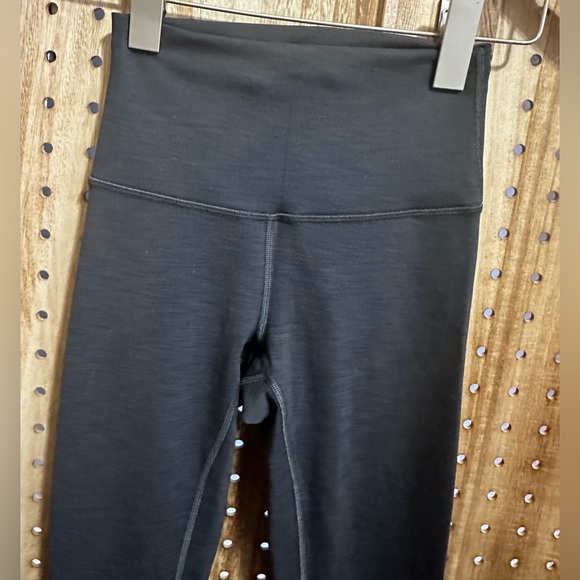 EUC LULULEMON High Rise Leggings with inside pockets Grey - Picture 2 of 5